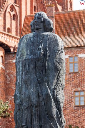 Frombork, pomnik Kopernika na tle Katedry